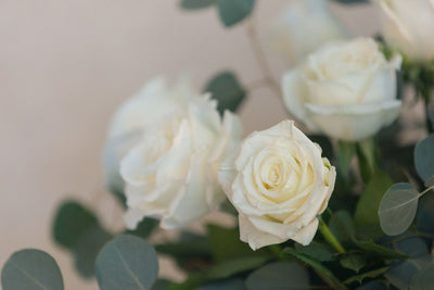 10 Idées de Décoration avec des Roses Artificielles Blanches