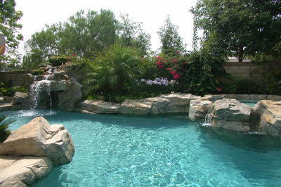 10 Ideas for Decorating a Swimming Pool with Artificial Plants 