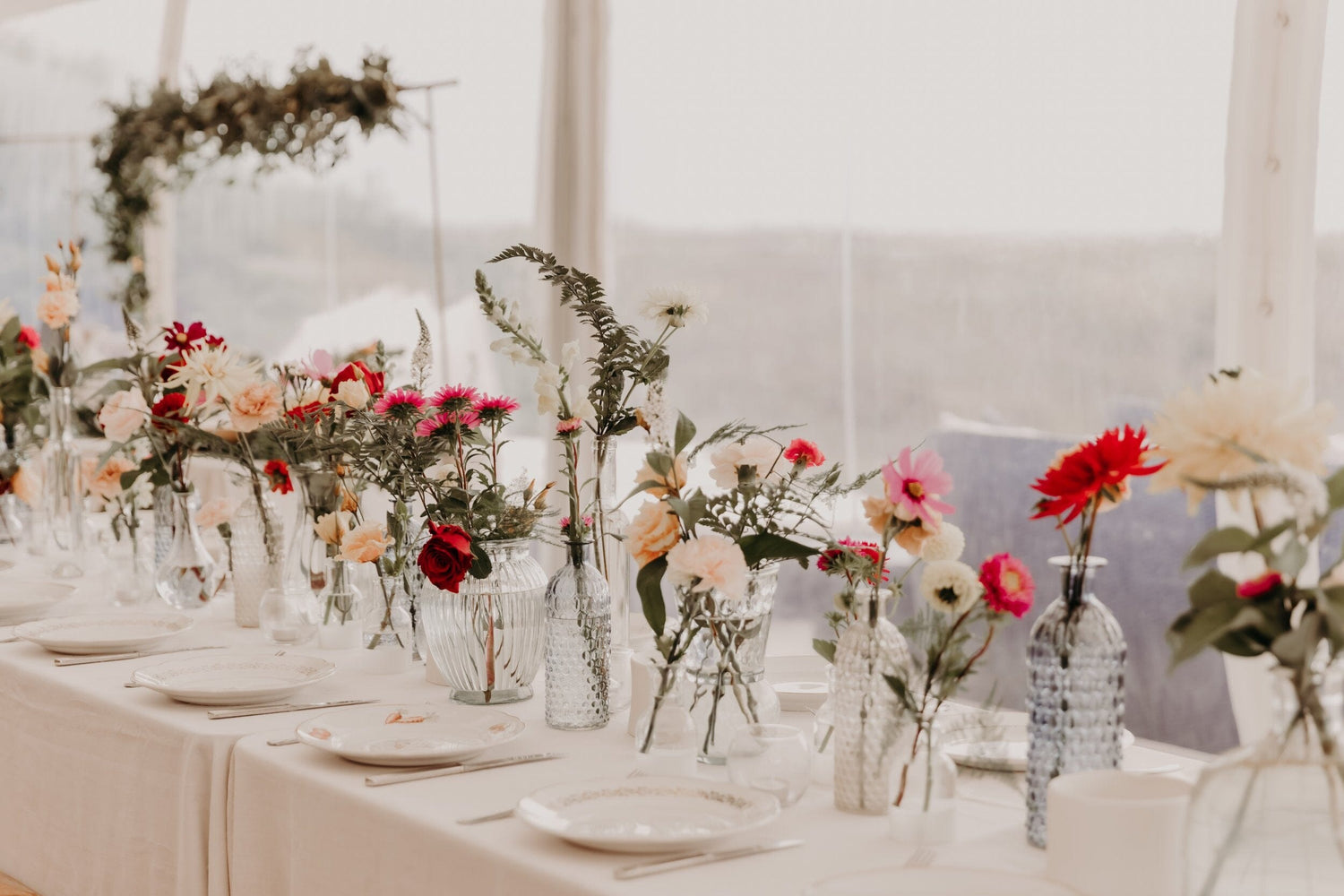 Fleurs Artificielles pour les Mariages à Petit Budget : Astuces et Idées