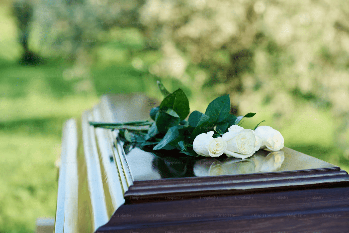 Guide : Choisir les Fleurs Artificielles Idéales pour un Cimetière