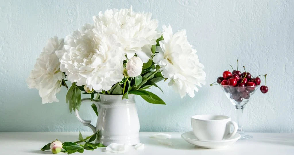 Inspiration déco : intégrez des pivoines blanches artificielles à votre intérieur