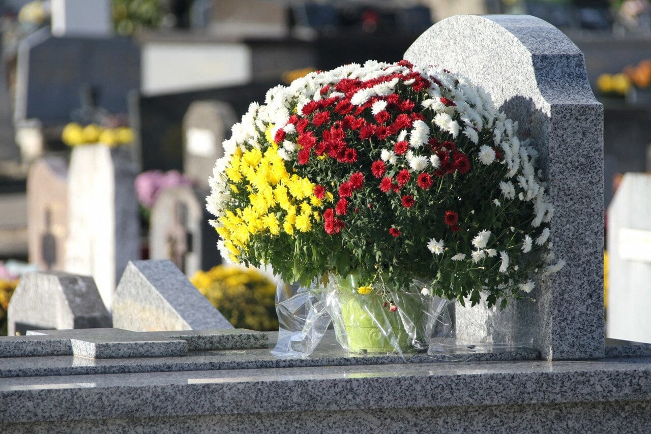 Pourquoi Choisir des Fleurs Artificielles pour les Tombes ?