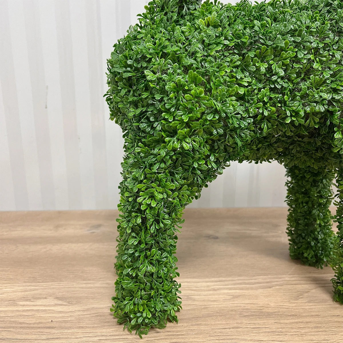 Chien en Buis Artificiel – Sculpture