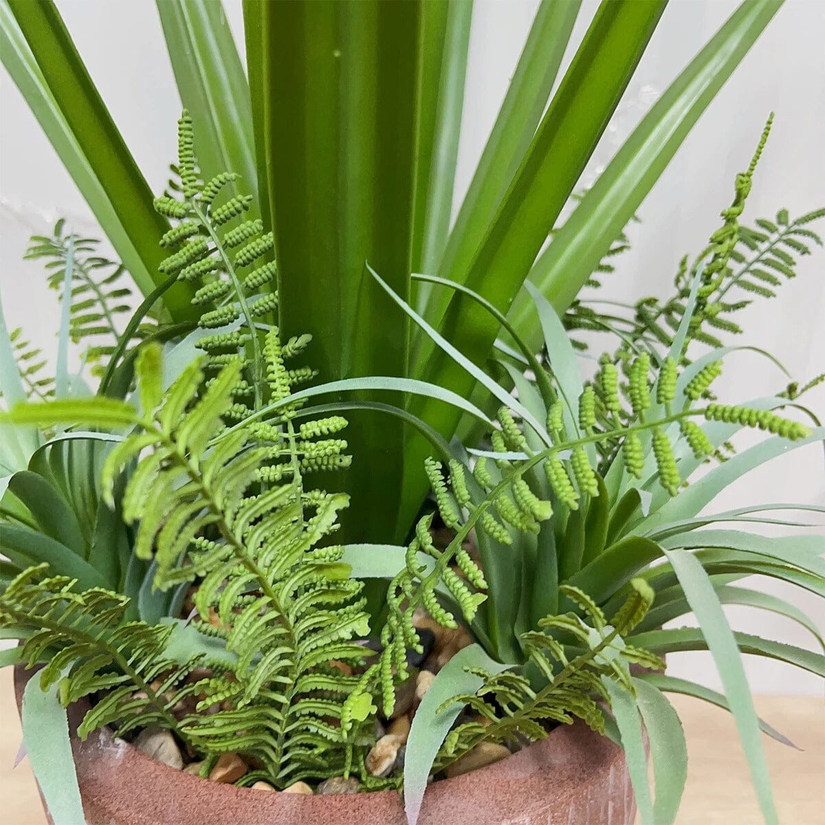 Plante d'agave artificielle en pot avec fougères